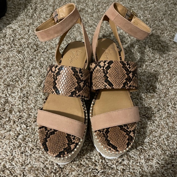 NWOT Crown Vintage Platform Sandal - Picture 2 of 6